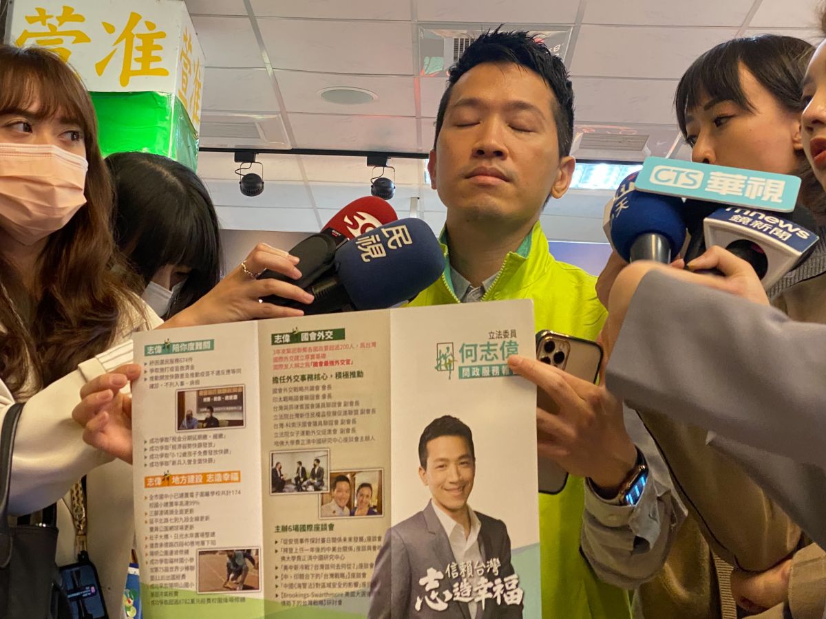 ▲面對對手王世堅指控是抹黑幕後黑手，何志偉感嘆稱前年就出現哏圖卻算在他身上，感到心累，重申自己從不打負面選戰。（圖／記者陳威叡攝，2023.04.15）