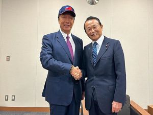 郭台銘拜會前首相麻生太郎　po文台灣缺和平理念的政治領袖
