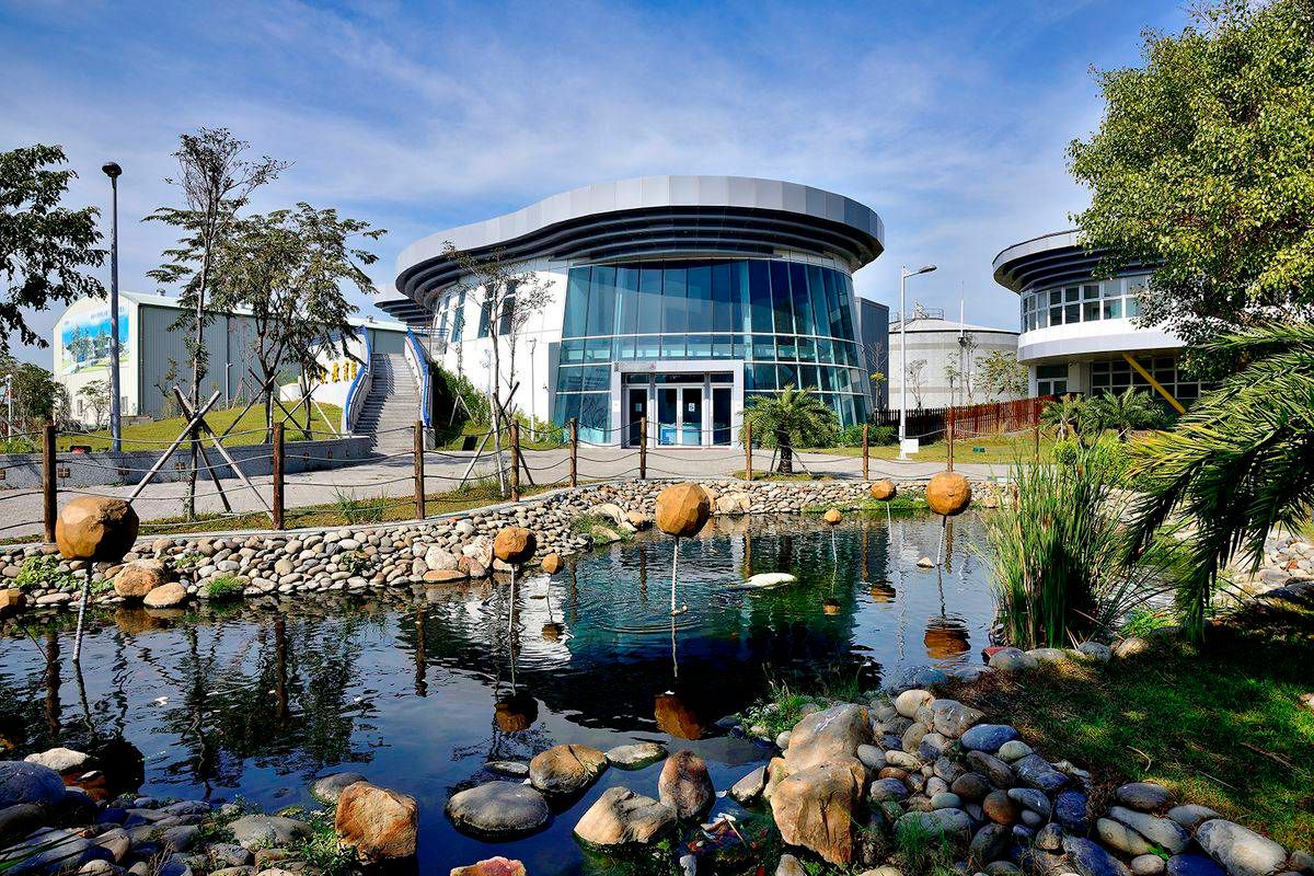 ▲因應30年來嚴峻旱象，高市府水利局超前部署積極開發多元水資源，其中，鳳山及臨海2座水資源中心，經擴建後每日可供應11萬噸再生水給臨海工業區。