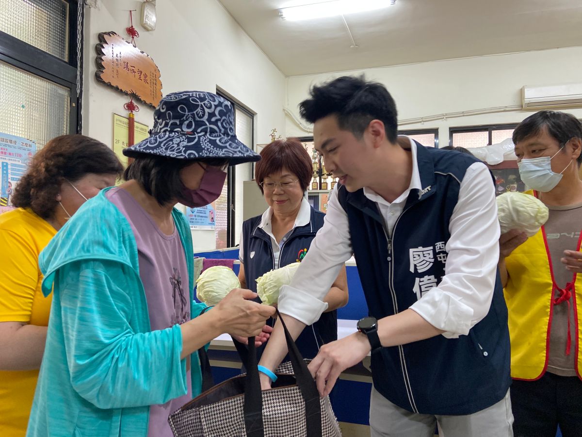 ▲立委參選人廖偉翔收購高麗菜、搶救菜農生計，發送免費高麗菜(圖／廖偉翔提供2023.4.15)