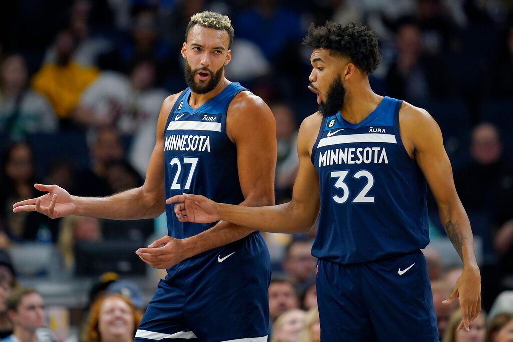 ▲灰狼「雙塔」之一唐斯（Karl-Anthony Towns）（右）傳出左膝半月板撕裂，例行賽確定報銷。（圖／美聯社／達志影像）