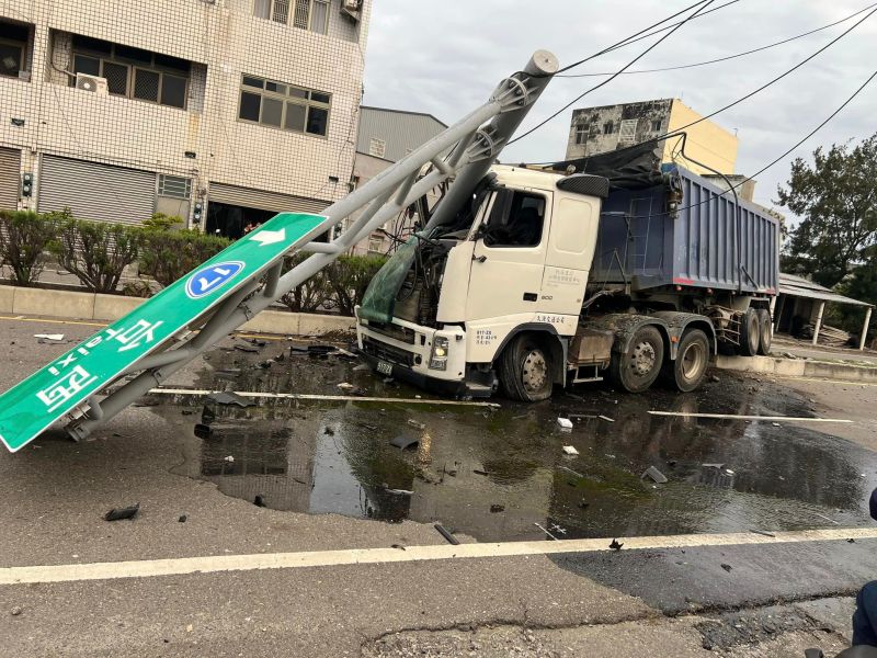 ▲雲林縣四湖鄉發生自撞車禍，李男駕駛砂石車，疑恍神自撞道路指示桿，一度受困車內，所幸僅輕傷，事故原因還有待釐清。（圖／翻攝我是四湖人臉書） 