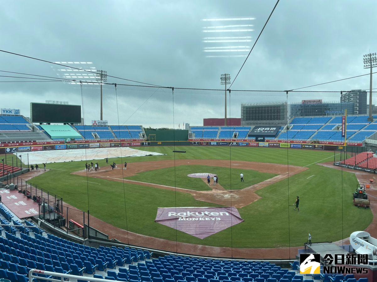 ▲桃園球場中信兄弟與樂天桃猿比賽因颱風延期。（圖／吳政紘攝）