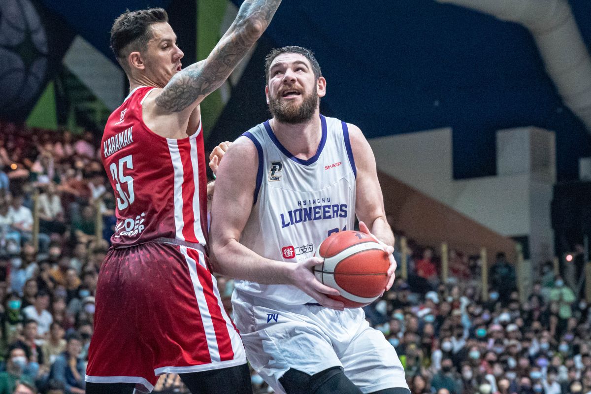 ▲攻城獅外籍中鋒阿提諾強攻禁區遭到夢想家洋將卡拉曼阻擋。（圖／PLG提供）