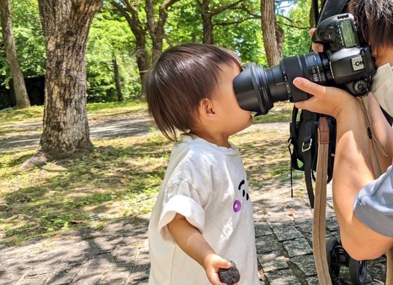 ▲日本攝影師老爸想幫女兒拍照，不過卻出現意料外的一幕。（圖／翻攝自@SIMNA_Cam推特）