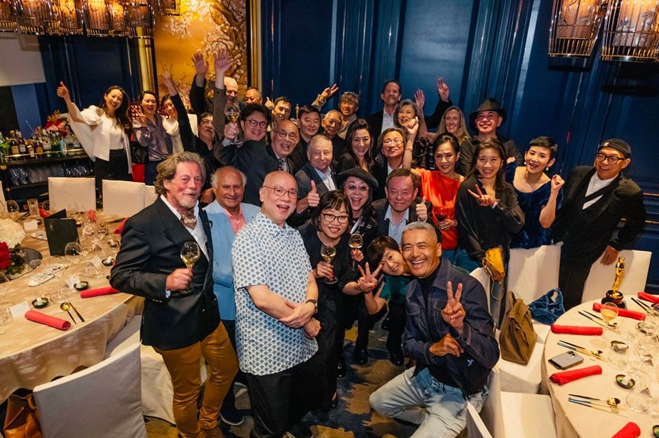 ▲第41屆香港電影金像獎明（16）日即將登場，黃秋生今日曬出眾星雲集的合照，引起眾人熱議。（圖／翻攝自黃秋生臉書）