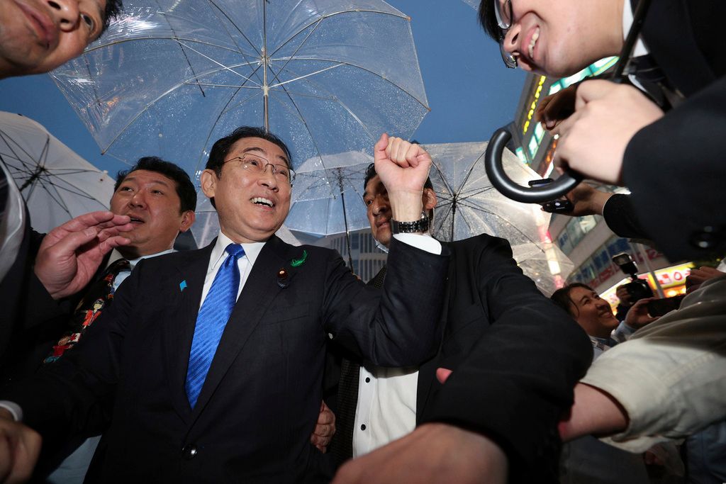 ▲日本首相岸田文雄4月15日下鄉輔選遇襲幸運躲過一劫，率先壓制犯嫌的「漁港大叔」今天還原事發當下時說，腦海中浮現前首相安倍晉三遇刺事件，就奮力上前壓制犯嫌。（圖／美聯社／達志影像）