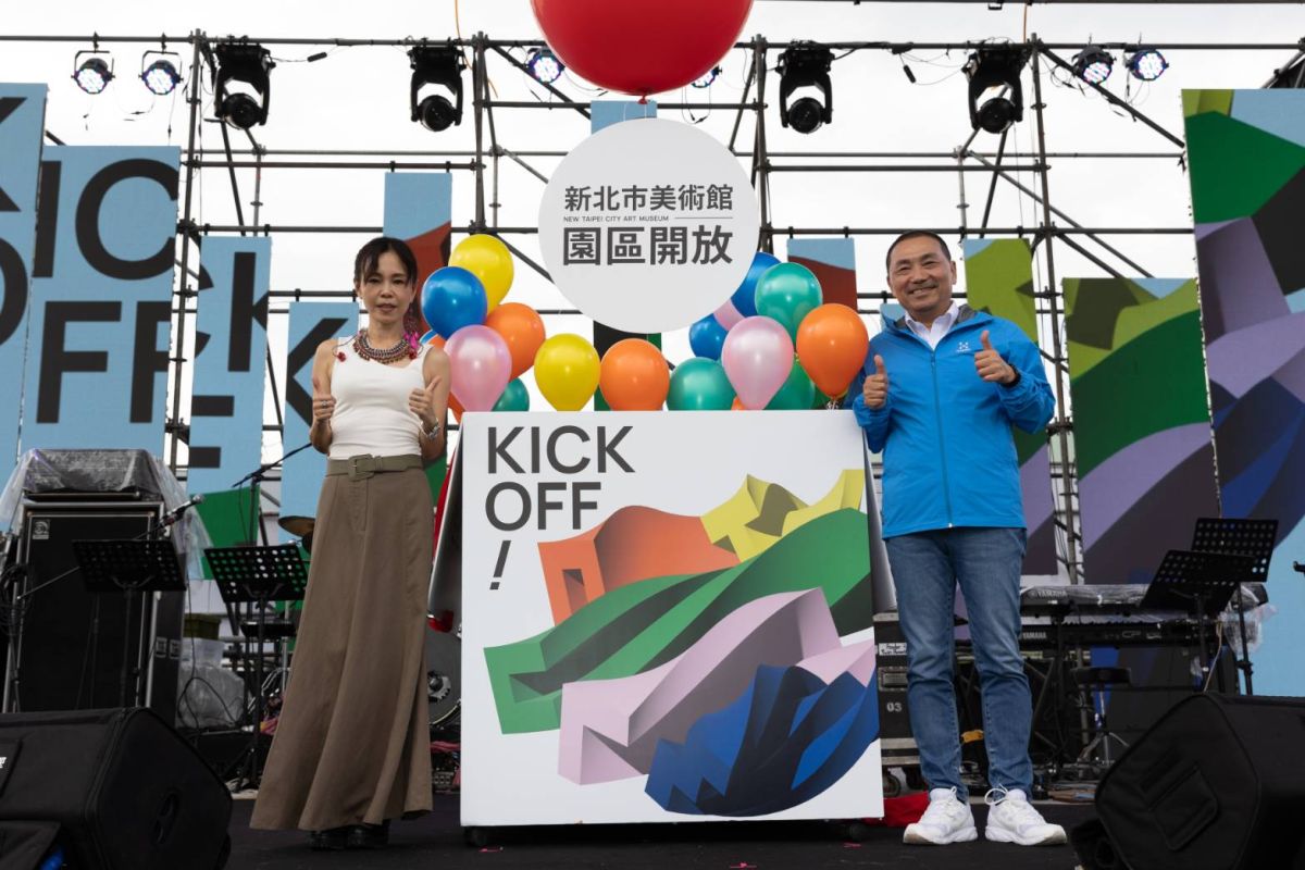 ▲開園儀式由新北市長侯友宜及金曲獎最佳國語女歌手彭佳慧「開箱」。（圖／新北市文化局）