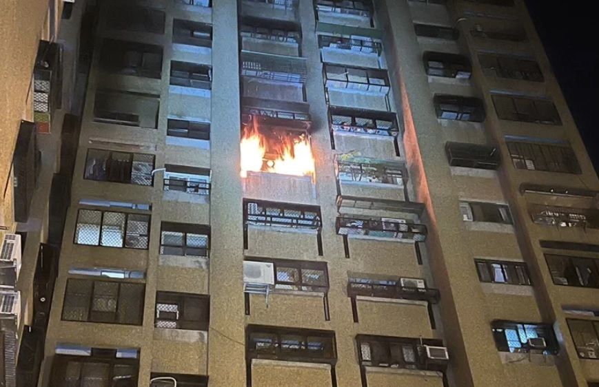 ▲今（16）日清晨2時許，台中市北區莒光新城發生火警，警消獲報趕抵時，10樓一處住宅已全面燃燒，所幸經過緊急灌救，搶救出屋內的75歲的陳姓婦人、47歲李姓女兒。（圖／翻攝畫面）  