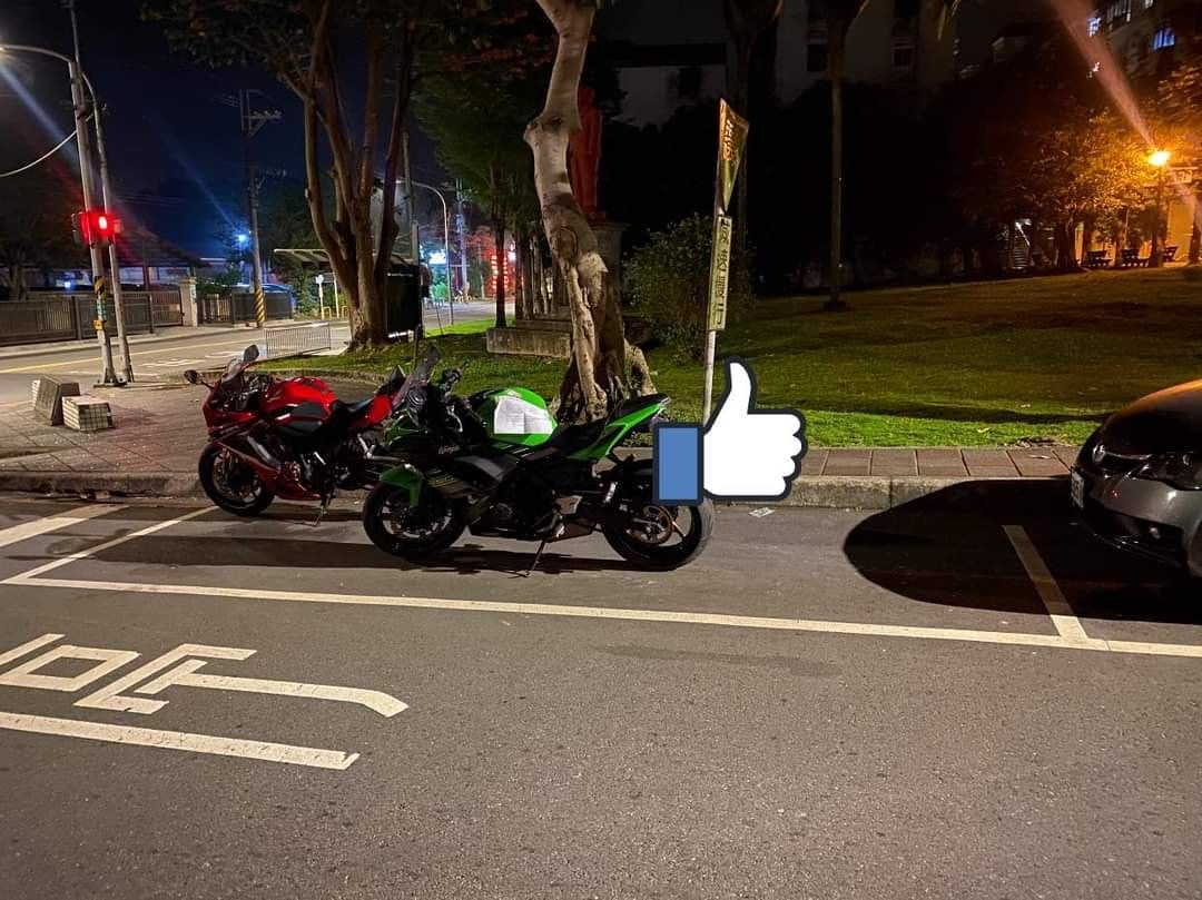 ▲有民眾目睹兩台重機共停1格停車格內，卻被其他民眾貼上公告逼移車，內容曝光引發爭議。（圖／《爆廢公社二館》）