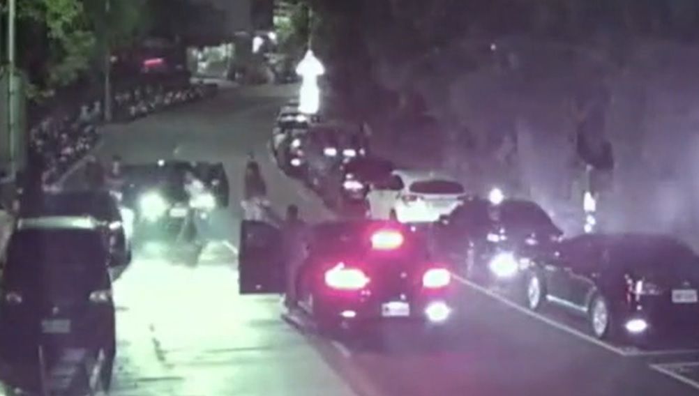 ▲葉男夥同友人，持棍棒砸毀賓士車，並施放沖天炮示威。警方16日上午循線將葉男等4人逮捕到案，訊後依毀損等罪嫌，函送新北地檢署偵辦。（圖／翻攝畫面） 