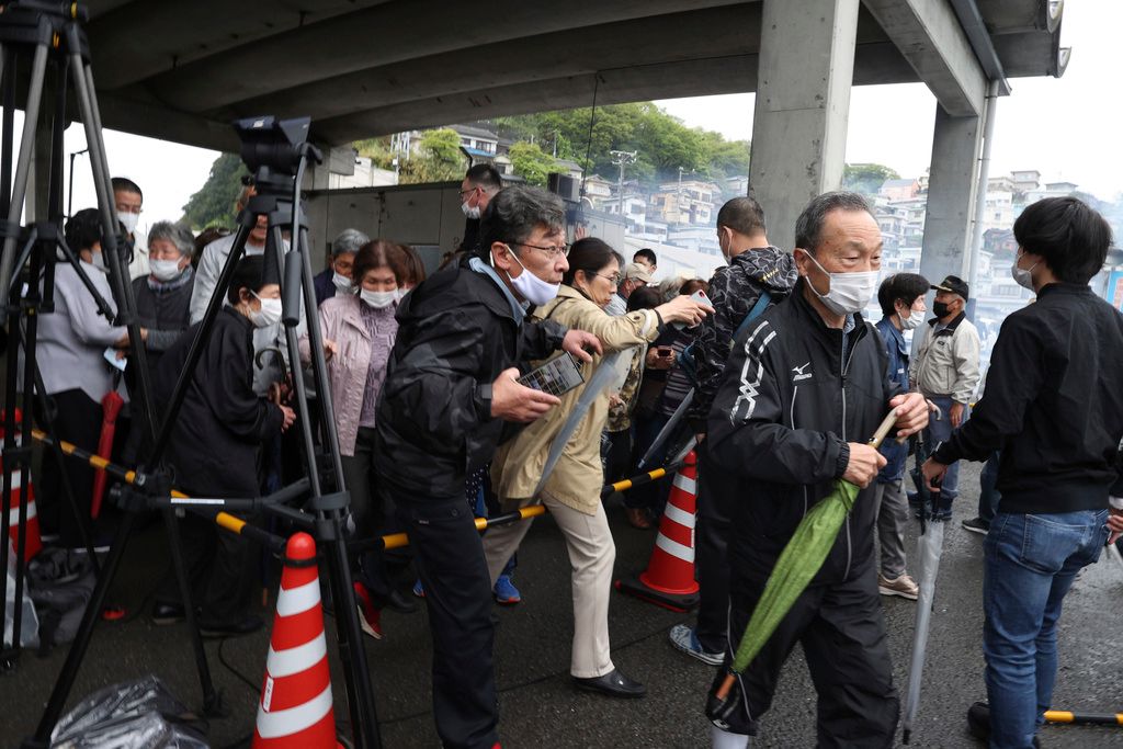 ▲日本首相岸田文雄前往和歌山縣助選時遇襲，現場民眾驚慌逃竄。（圖／美聯社／達志影像）