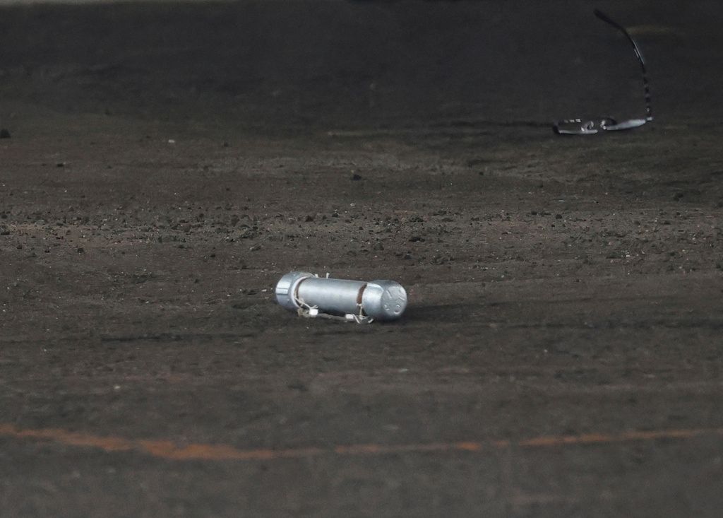 ▲日本首相岸田文雄前往和歌山縣助選時遇襲。圖為嫌犯木村隆二扔擲的銀色管狀爆裂物。（圖／美聯社／達志影像）