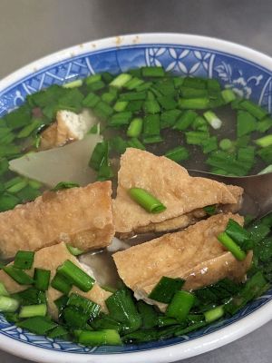 ▲油豆腐湯。（圖／《爆廢公社二館》）