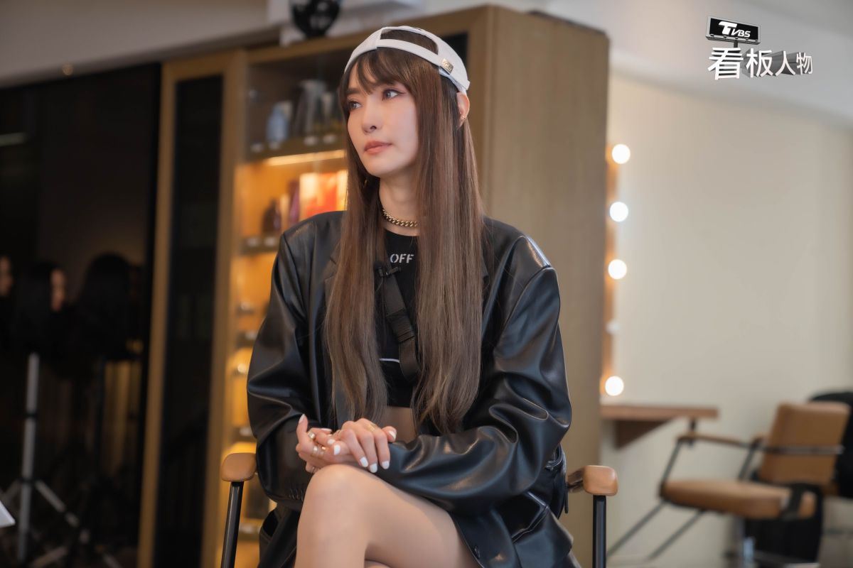 ▲謝金燕堅持縮小腹維持體態。（圖／TVBS提供）