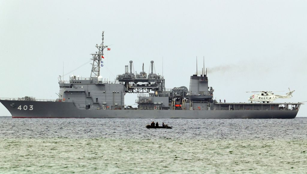 ▲日本陸上自衛隊一架黑鷹直升機6日失蹤，經過連日搜索與水下探測，自衛隊潛水人員16日上午在海底發現失事黑鷹的主要機體殘骸及5名隊員。（圖／美聯社／達志影像）