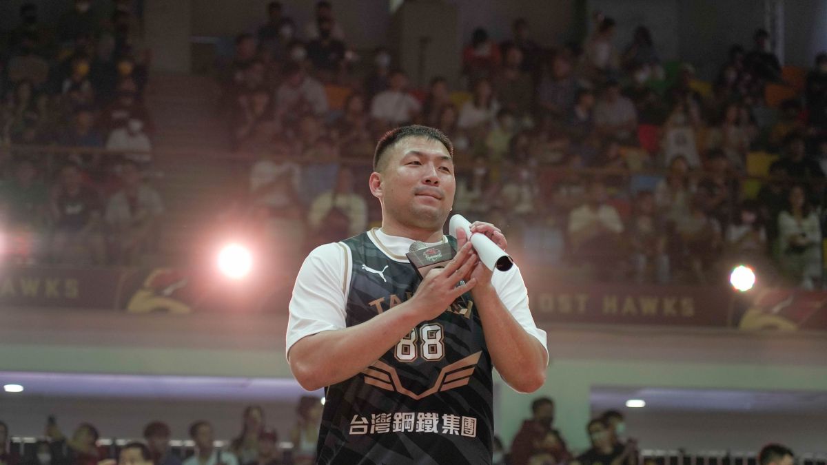 ▲臺南台鋼獵鷹今(16)日在本季例行賽主場最終戰賽前，為球隊元年隊長「大元」龍弘元舉行退休儀式。（圖／獵鷹球團提供）