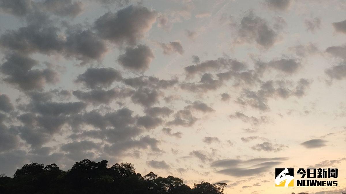 ▲昨（15）東北風挾帶境外汙染物移入、今（16）日台灣偏東風，背風面的西半部吹西風，導致汙染物累積，空氣品質不佳。（圖／記者許若茵攝，2023.04.15）