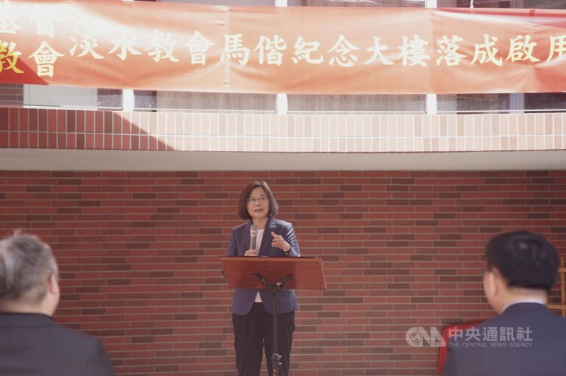 ▲台灣基督教長老教會淡水教會16日下午舉行「馬偕紀念大樓落成啟用感恩禮拜」，總統蔡英文（中）出席與會並致詞。中央社記者徐肇昌攝 112年4月16日