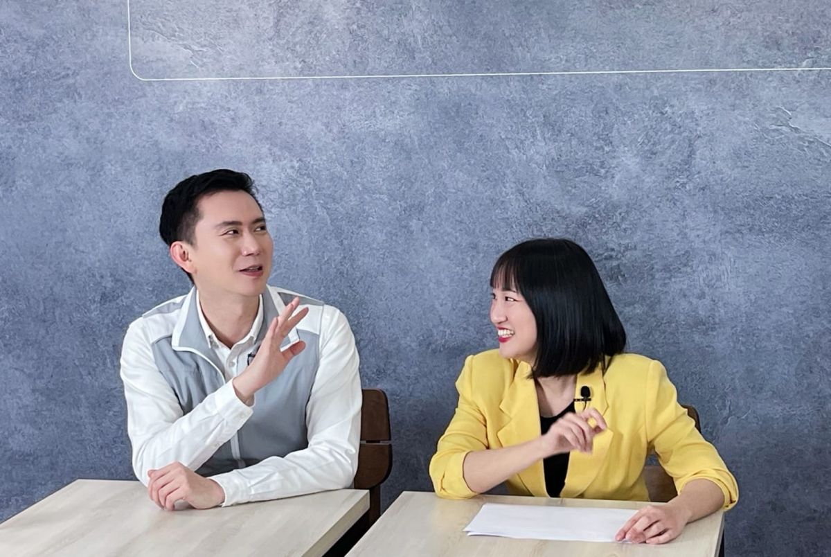 ▲謝佩芬與鄭朝方進行快問快答，宣傳民進黨國際部舉辦的「2023全國高中職國際知識競賽」。（圖／翻攝自謝佩芬臉書）