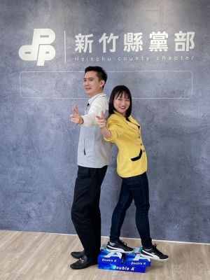 謝佩芬與鄭朝方進行快問快答,宣傳民進黨國際部舉辦的「2023全國高中職國際知識競賽」。 ▲謝佩芬與鄭朝方進行快問快答,宣傳民進黨國際部舉辦的「2023全國高中職國際知識競賽」。(圖/翻攝自謝佩芬臉書)