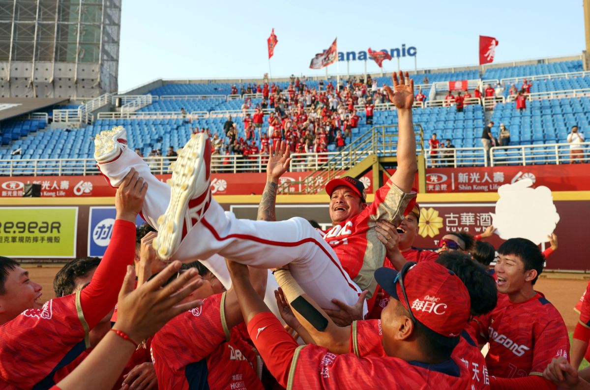 ▲林智勝敲出300轟賽後被隊友「胴上」（圖／味全龍球團提供）