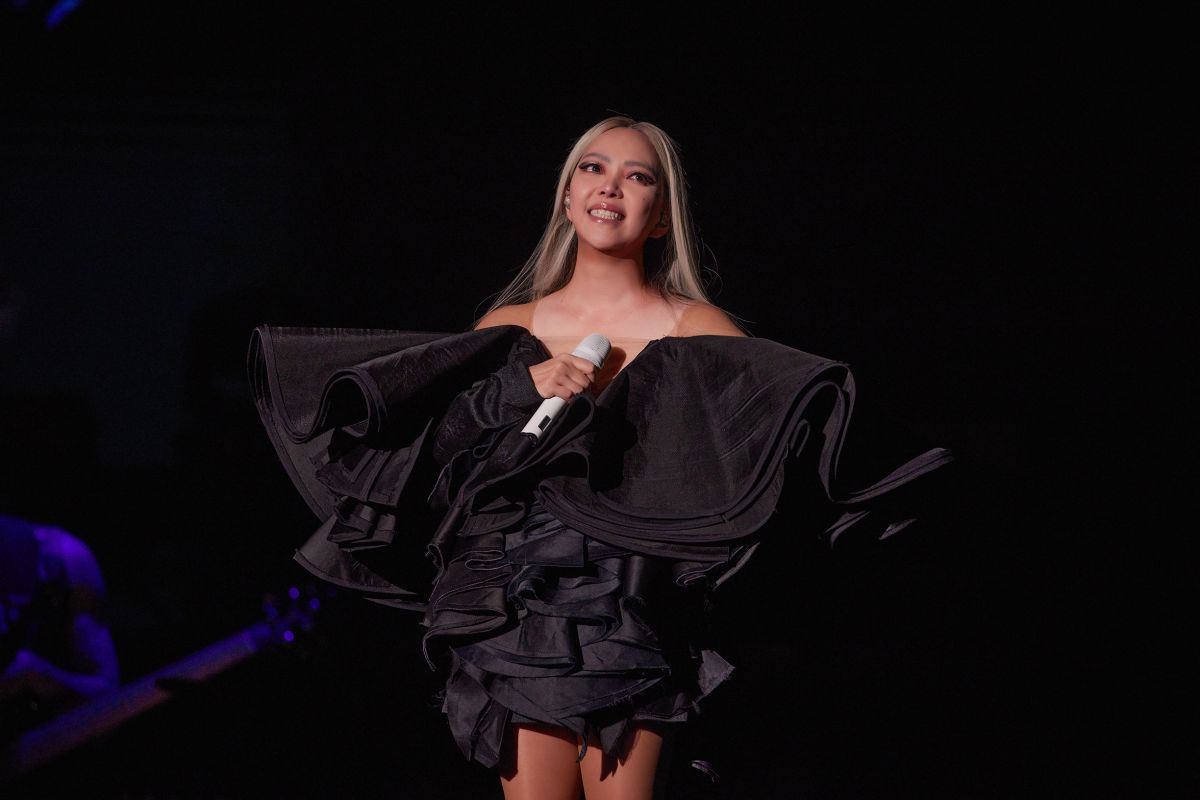 ▲阿妹自責狀態不佳，演唱抒情歌時掩面痛哭。（圖／聲動娛樂提供）