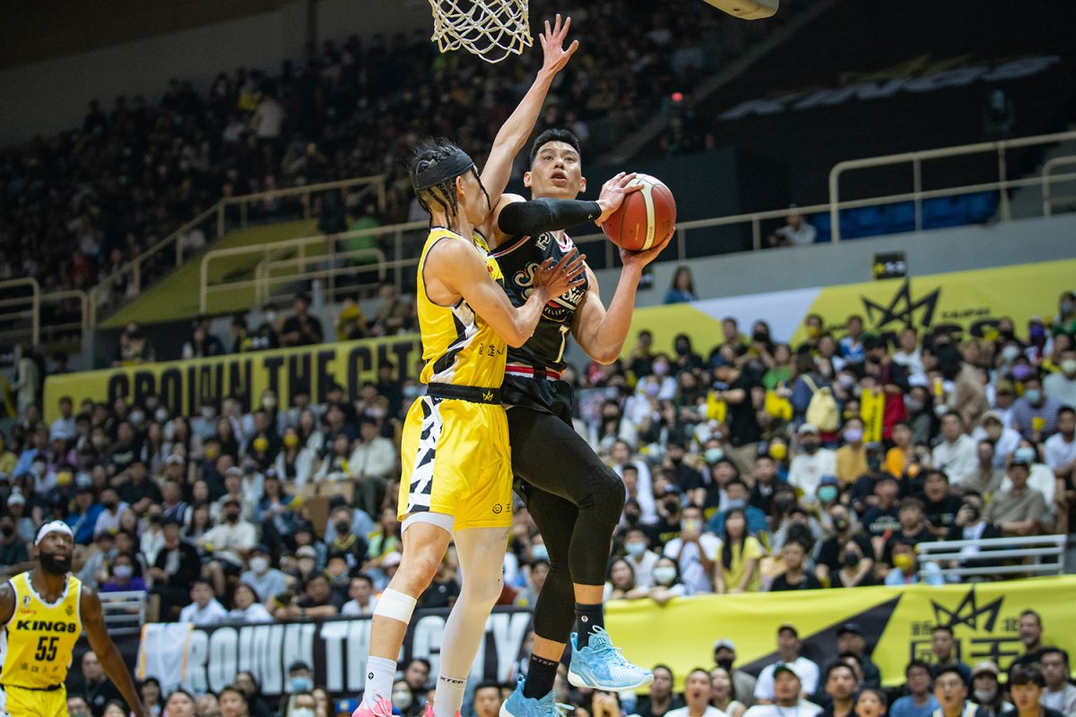 ▲高雄鋼鐵人華裔球星林書豪切入上籃，遭受林書緯阻擋。（圖／PLG提供）