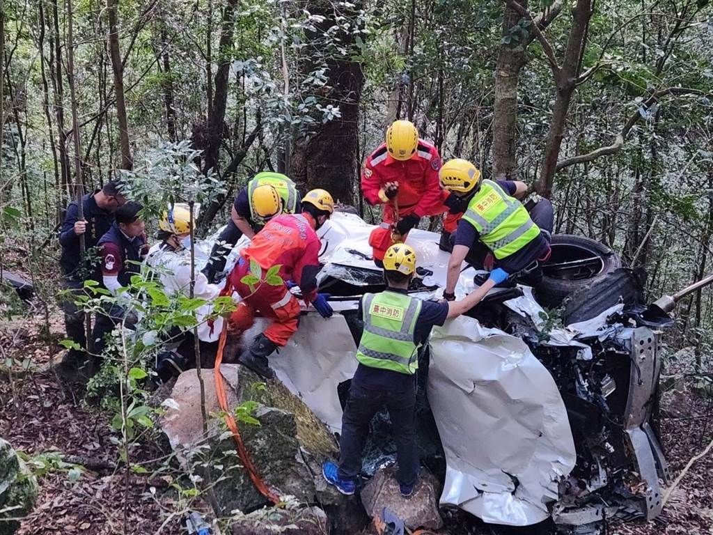 ▲一輛白色轎車在大雪山200林道墜落50米邊坡，車內4人受傷，所幸送醫後無大礙。（圖／翻攝畫面）