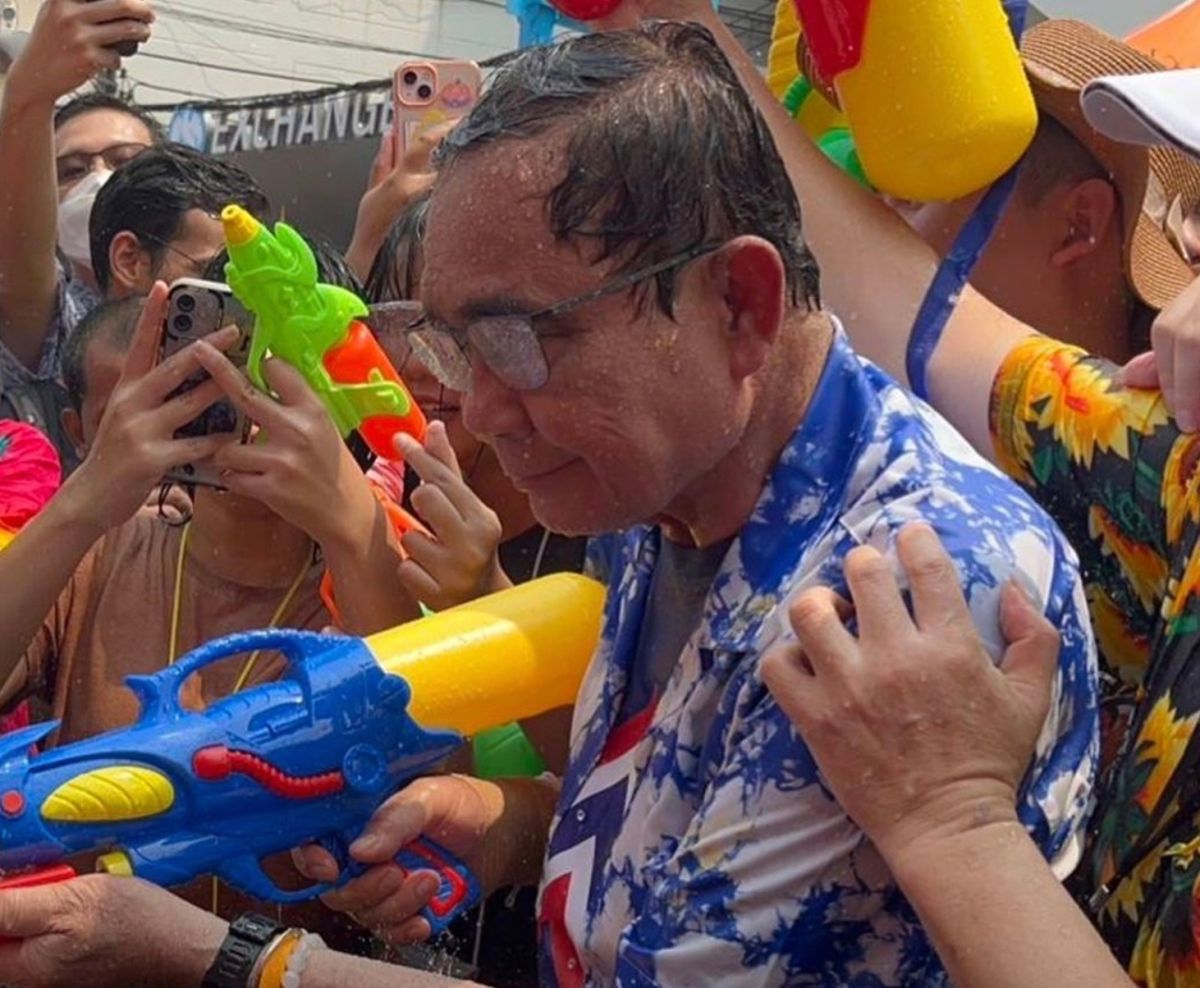 ▲泰國總理帕拉育潑水節期間赴曼谷考山路與民眾同樂。（圖／翻攝自Tairath）