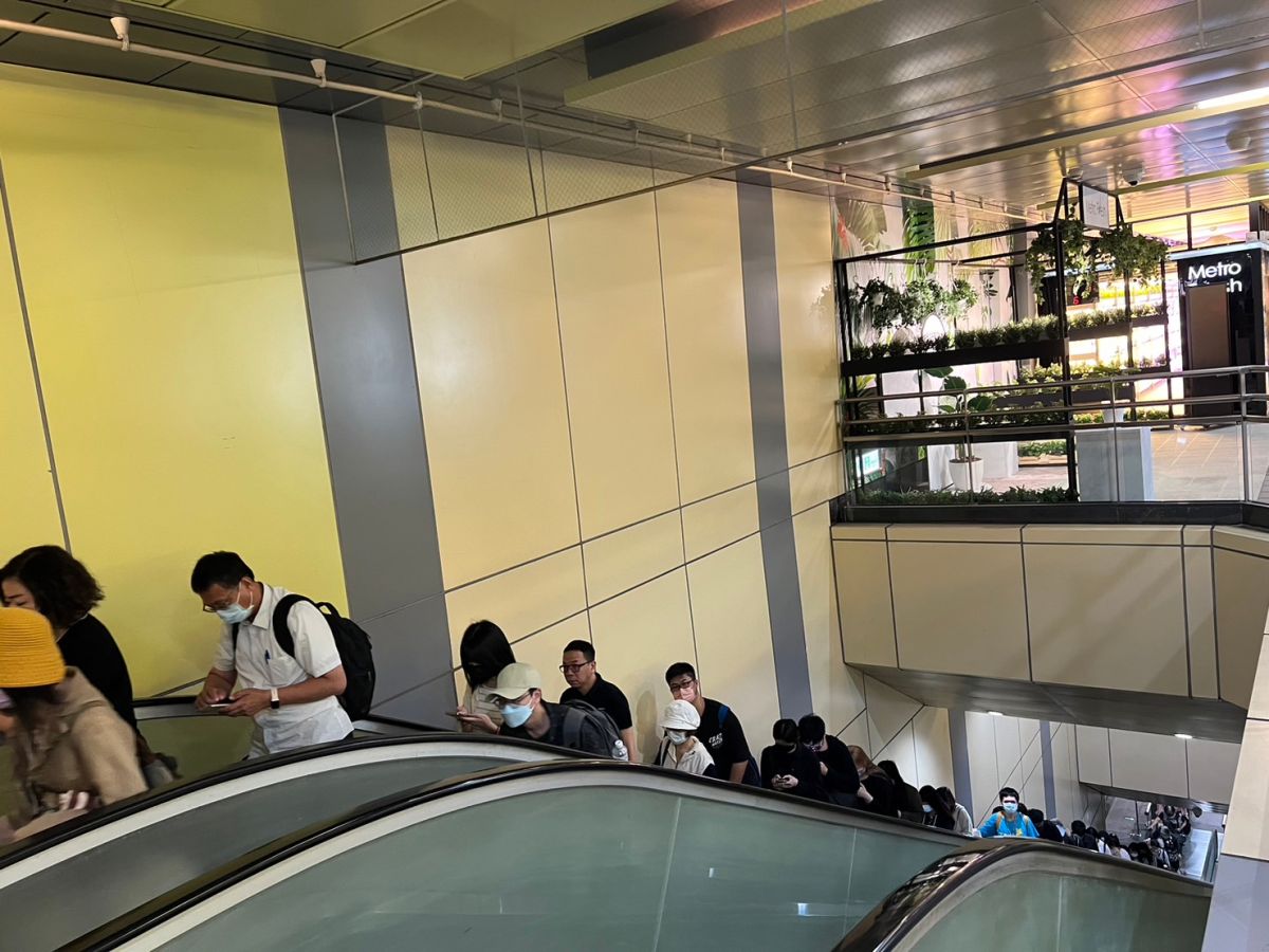 ▲《NOWnews今日新聞》今日上午直擊各大捷運、公車站，發現仍有至少9成民眾依舊佩戴著口罩。（圖／記者張志浩攝）