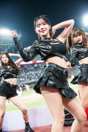 ▲▼李多慧舞蹈功力紮實，讓台灣球迷開眼界。（圖／翻攝自Rakuten Girls臉書）