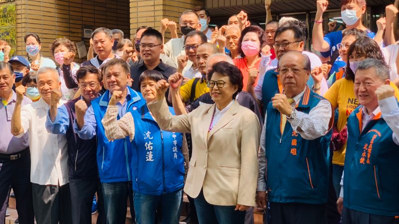 ▲沈智慧登記後與大批支持者合照,展現基層實力。(圖/記者顏幸如攝,2023.04.17)