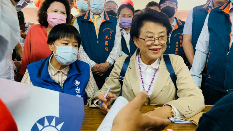 ▲沈智慧由妹妹沈佑蓮陪同辦理登記。(圖/記者顏幸如攝,2023.04.17)