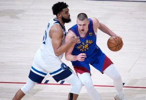 Nikola Jokic背框單打Karl-Anthony Towns ▲Nikola Jokic背框單打Karl-Anthony Towns。(圖/美聯社/達志影像)