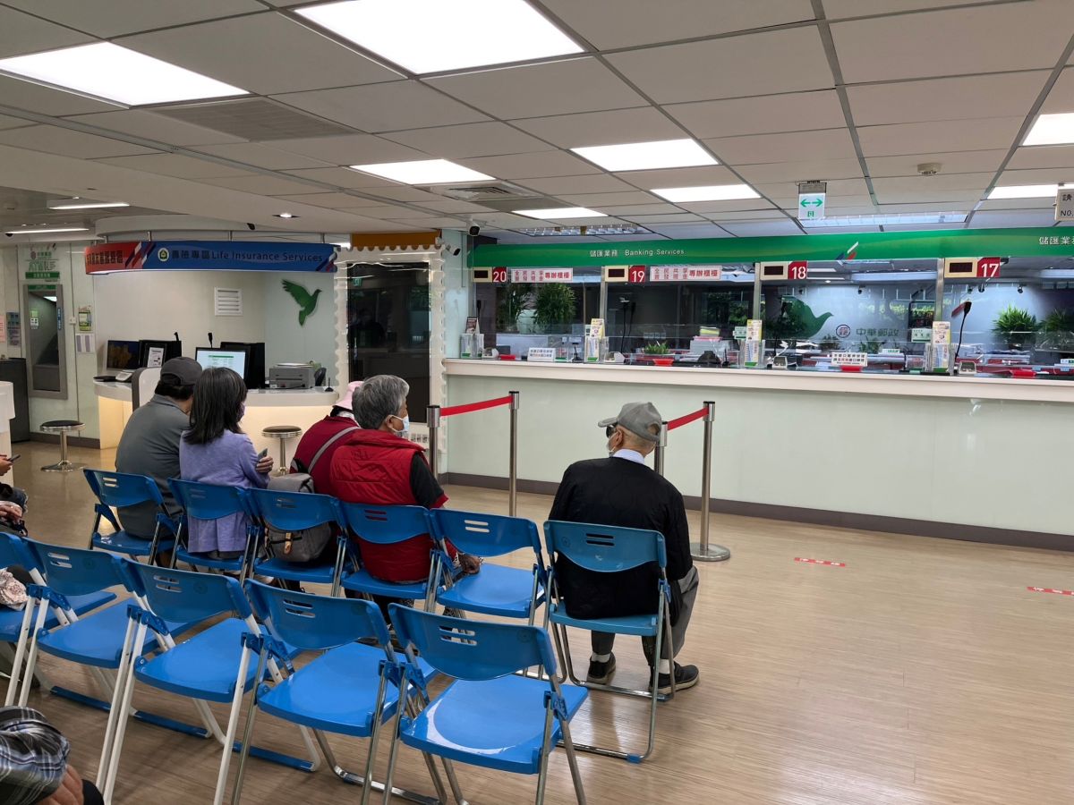 ▲中華郵政公司今（17）日起受理「全民共享普發現金」民眾臨櫃領現作業，根據財政部統計，截至下午6時止，已有超過50萬人領到錢。（圖／中華郵政提供）
