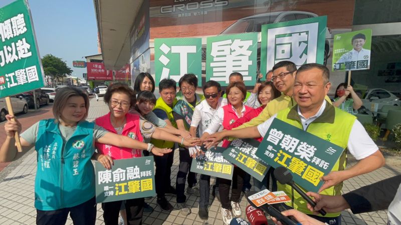 ▲民進黨立法委員台中市第六選區初選登場，參選人江肇國由9位議員陪站路口，大陣仗手板象徵掛保證支持(圖／柳榮俊翻攝2023.4.17)