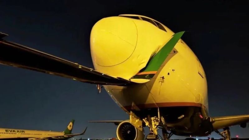 ▲長榮航勤進行A321-200空機拖機作業發生事故，使機翼插入一架波音777機鼻下方。（圖／讀者提供）