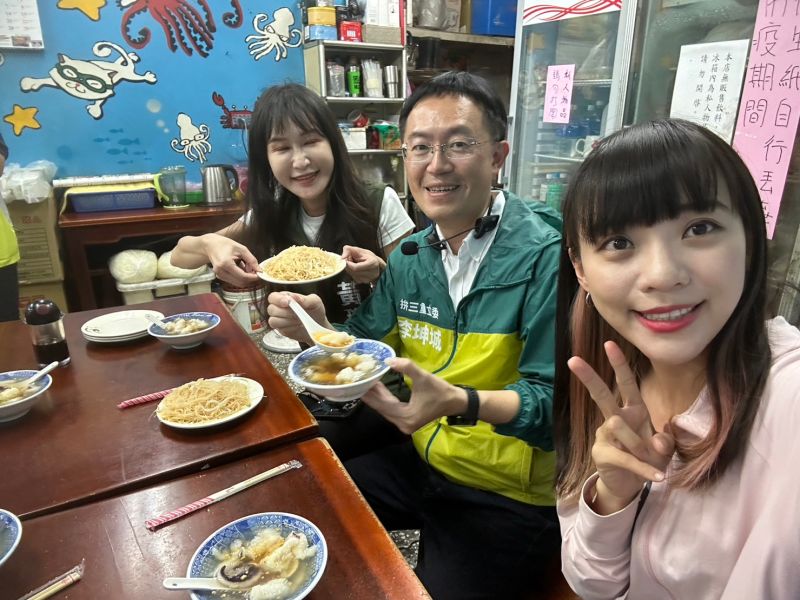 ▲黃捷快閃三重文化北路夜市為李坤城助選。(圖/黃捷辦公室提供)