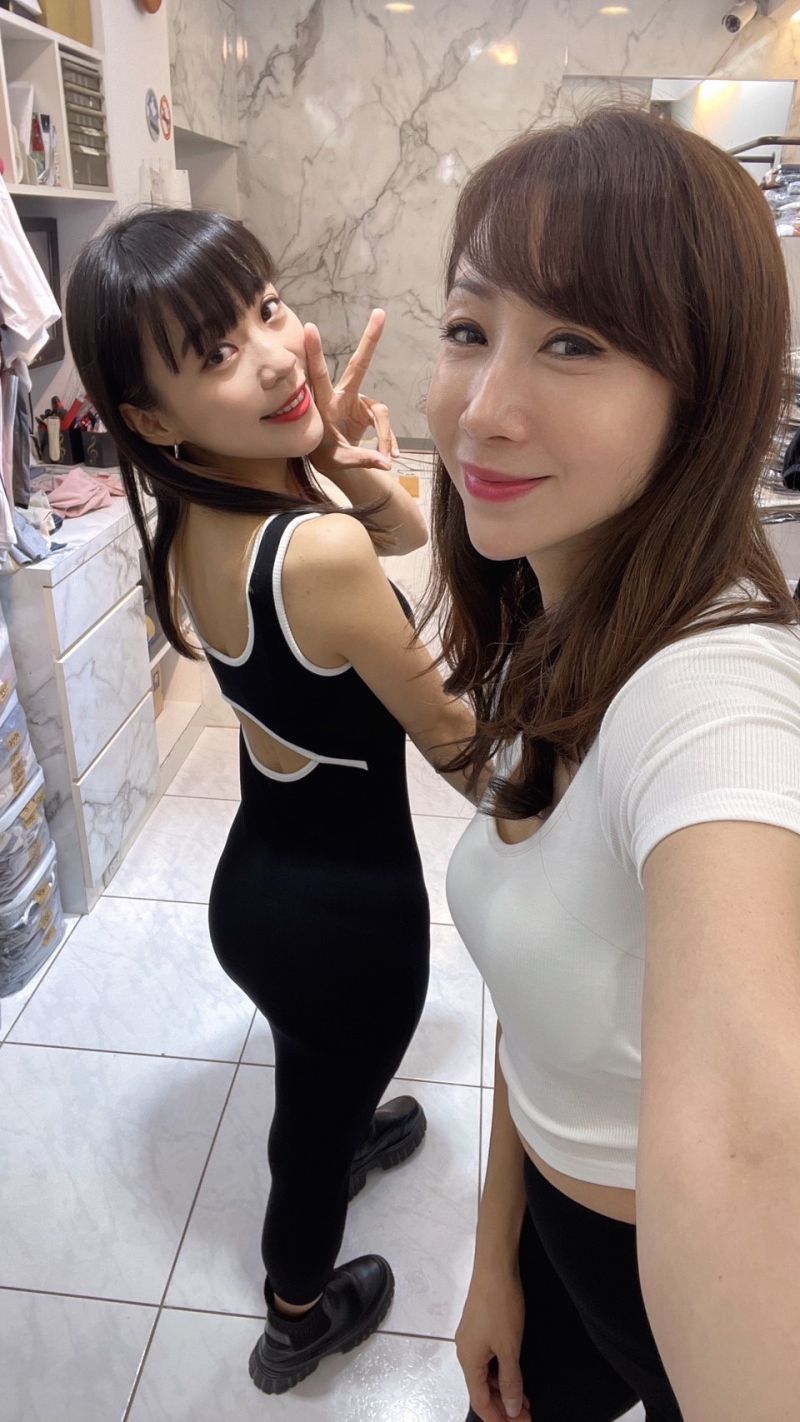 ▲黃捷4月15日到台北五分埔和許淑華合體,不僅大秀螞蟻腰,還加碼美背辣照。(圖/黃捷辦公室提供)
