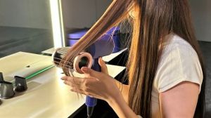Dyson新吹嘴結合齒梳!秒變髮廊「吹順手勢」 手殘吹出女神Look