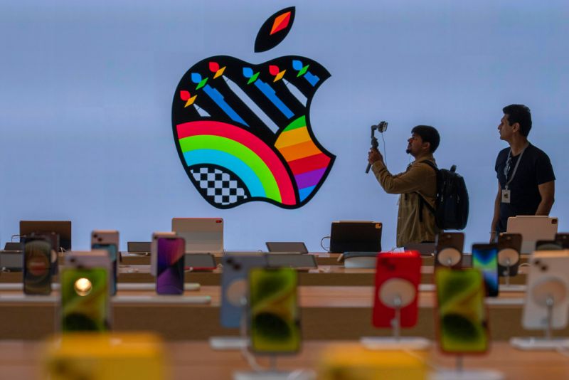 ▲蘋果即將推出全新iPhone 15系列，但包含瑞銀集團（UBS）與《路透社》的分析皆認為今年新款手機出貨量恐下滑。（圖／美聯社／達志影像）