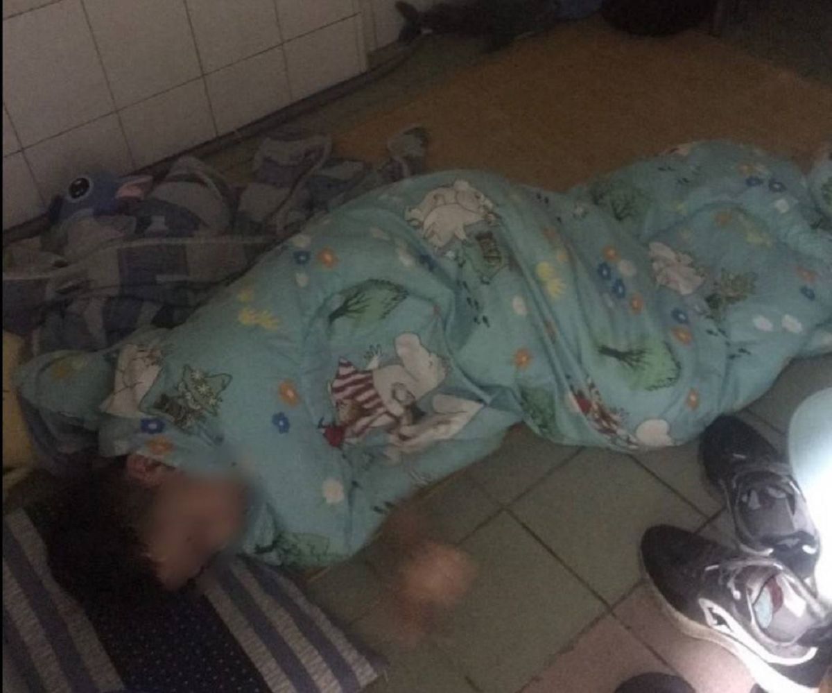 ▲慈暉關懷學園私設的「VIP」恐怖禁閉室竟是由廁所改建，室內通風不良，環境髒亂、廁所排水不良。(圖／議員林智鴻辦公室提供)