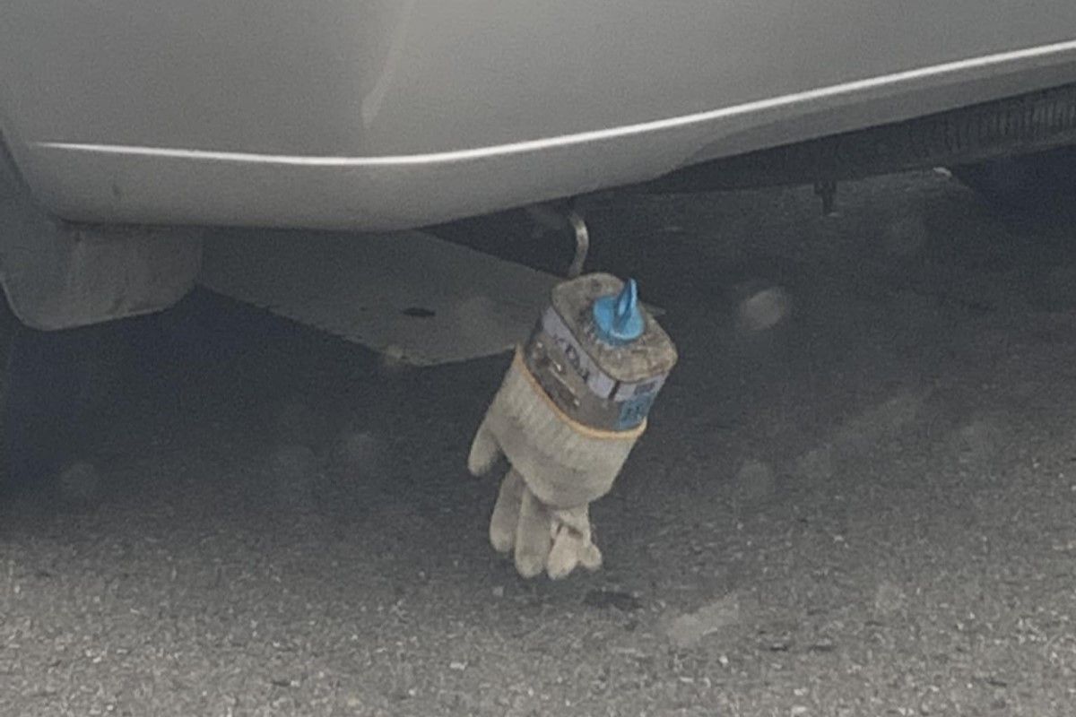 ▲原PO在路上看到有台車在尾部掛了「鐵罐塞手套」。（圖／臉書社團《路上觀察學院》） 