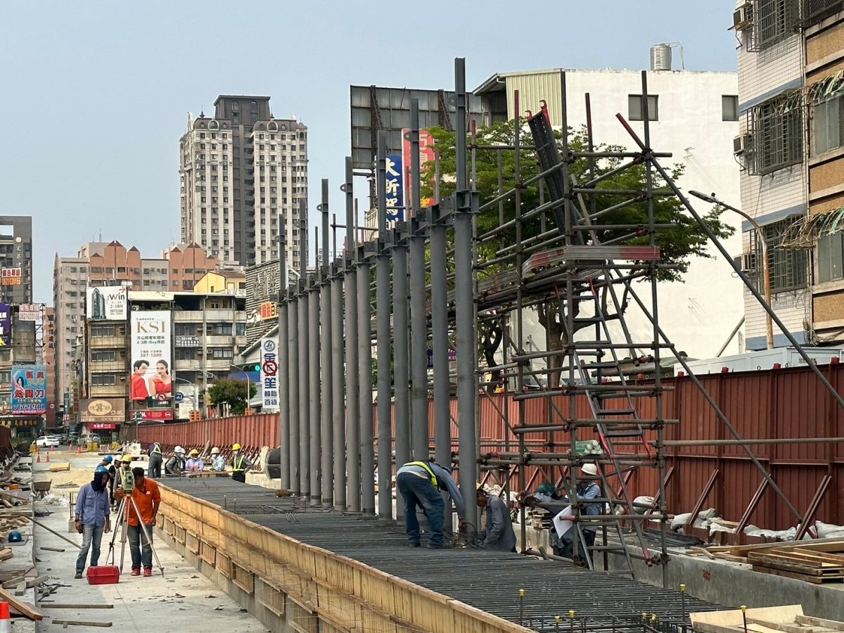 ▲台鐵科工館站的C30站（科工館站）上行月台屋頂鋼構立柱已陸續進場組裝。（圖／高市府捷運局提供）