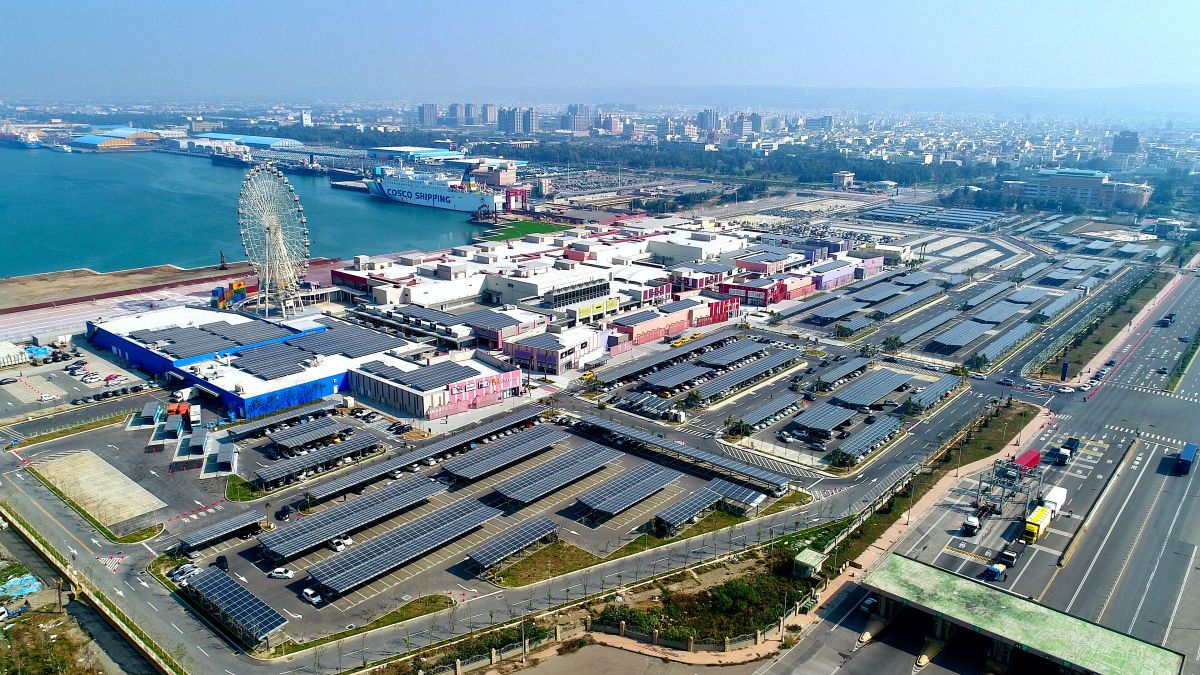 ▲台中市首屆舉辦永續淨零貢獻獎選拔，鼓勵全民朝向永續淨零城市發展。圖為全台最大太陽光電商場三井outlet mall。（圖／市府提供）