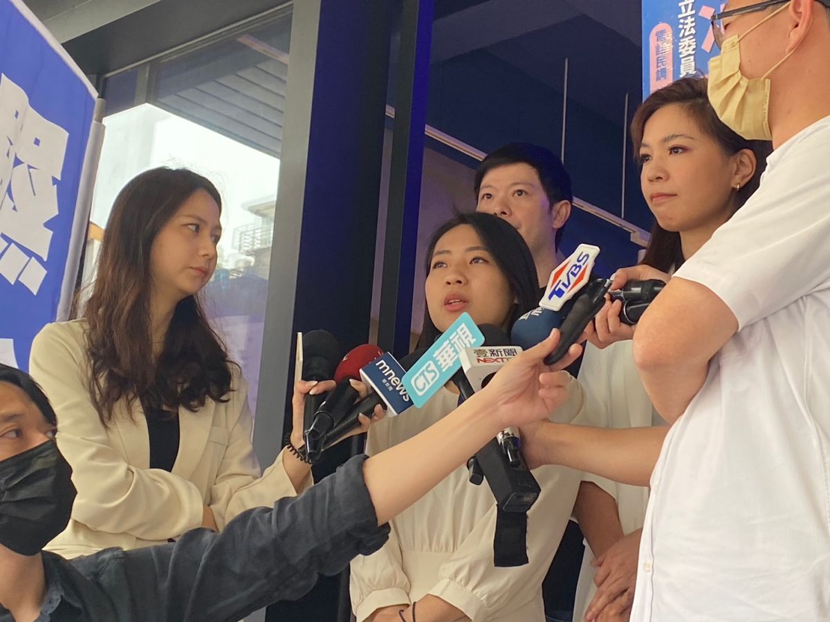 ▲費鴻泰質疑徐巧芯發送「徐巧芯當立委、費鴻泰做部長」抹黑文宣，徐巧芯今嘲諷費鴻泰，前輩要有風度，不要亂發脾氣。（圖／記者翁子竣攝，2023.04.18）