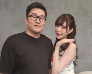 Joeman被日本「最強美腿」女優抱抱！爽到閉眼照曝光　女友回應了
