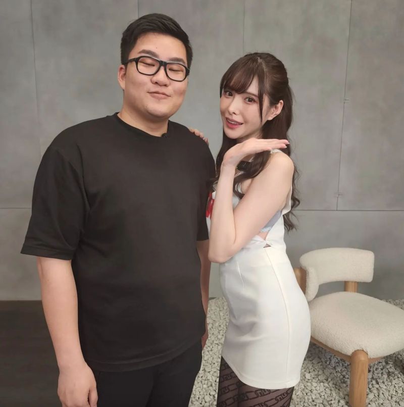 ▲Joeman（左）與日本「最強美腿」女優新有菜（右）合影。（圖／翻攝自Joeman臉書）
