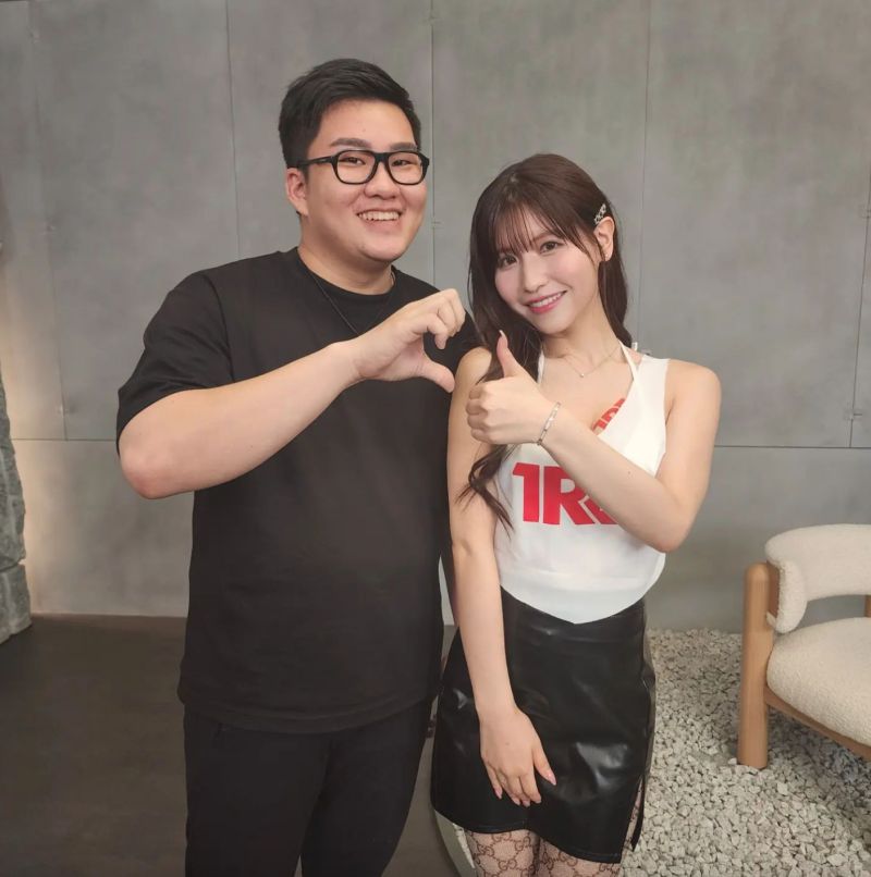 ▲Joeman（左）和日本「第一美乳」女優櫻空桃（右）合影。（圖／翻攝自Joeman臉書）